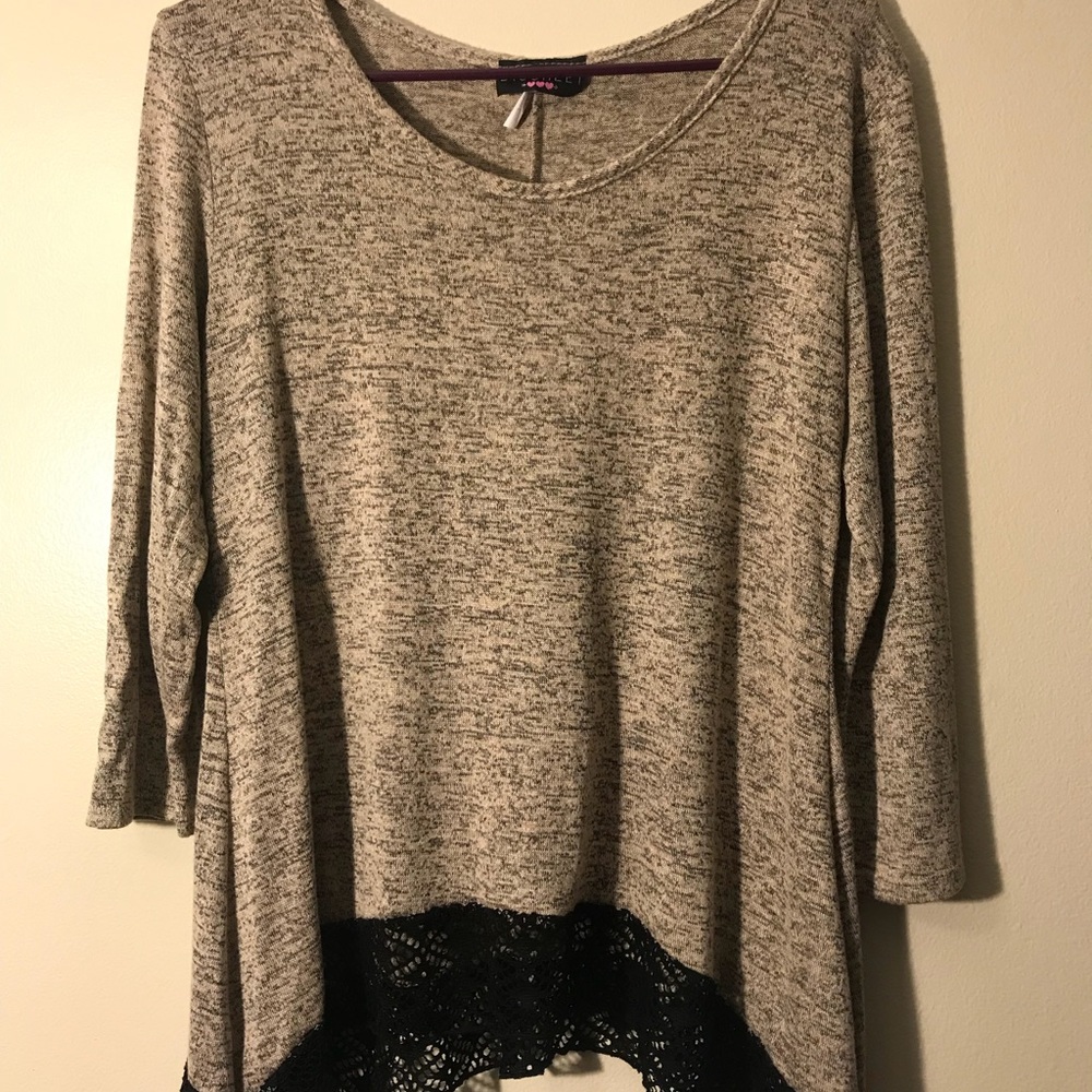 Discreet grey and black lace shirt